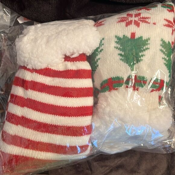 NWT PASSAGE SHERPA THICK CHRISTMAS SLIPPER SOCKS WITH STICKY BOTTOMS 6-10. 2pk - Picture 4 of 4
